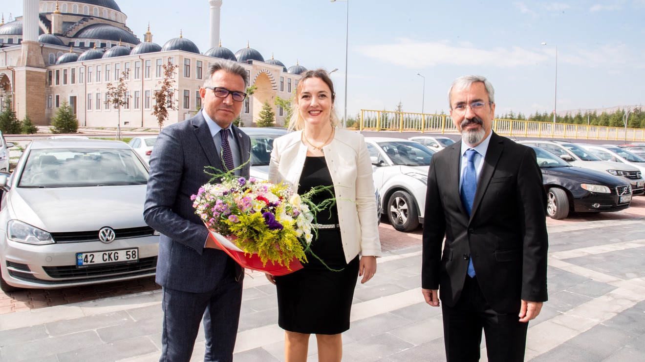 Prof. Dr. Aksoy: Her zaman öğrencilerimizin yanındayız